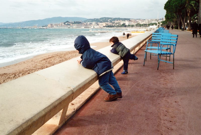 Album photo de famille ouvert, prêt à être numérisé